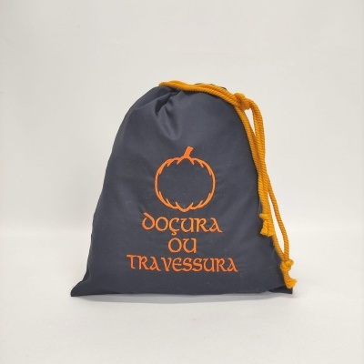 Saco cinza escuro com cordão amarelo e texto laranja docura ou travessura