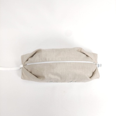 Estojo rectangular bege em tecido com fecho branco