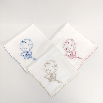 Três panos de tecido branco com bordado colorido de balão de ar quente e ursinhos