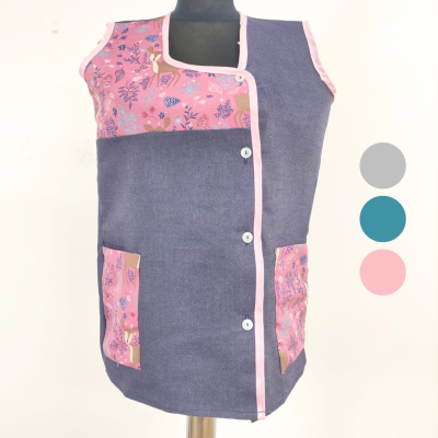 Colete feminino cinza azulado com detalhes florais rosas e botões brancos.