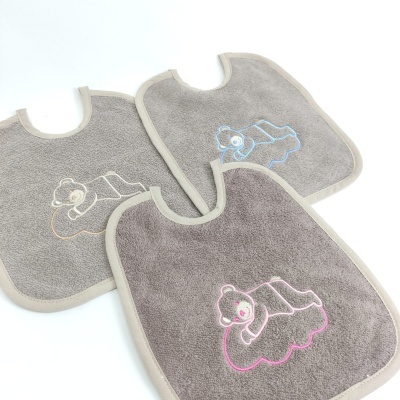 Três babetes cinzentos com bordados de ursos de diferentes cores