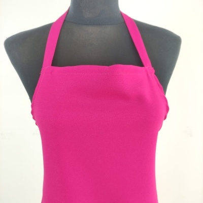 Vestido rosa forte com alças ajustáveis ao pescoço em manequim preto