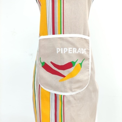 Avental com riscas coloridas e bolso com desenho de pimentos e a palavra PIPERADE