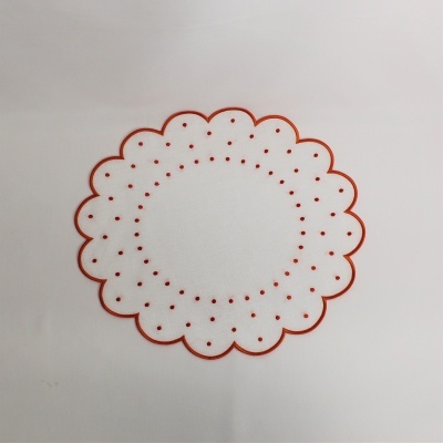 Base de copo branca com bordas vermelhas e pontos vermelhos perforados
