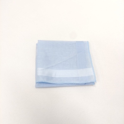 Lenço de bolso azul claro com linha branca numa borda