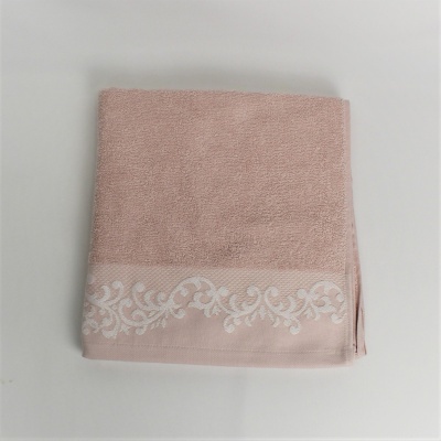 toalha rosa com bordado branco