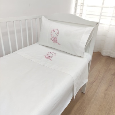 Conjunto de cama branco com bordado rosa de balão de ar quente em berço branco