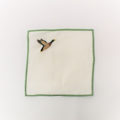 Pano branco com borda verde e bordado de pato em voo