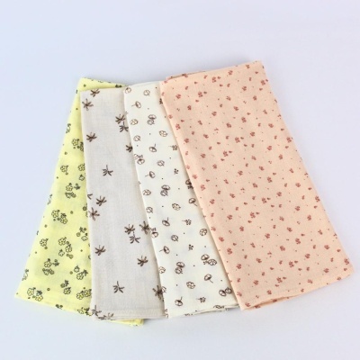 Quatro panos com padrões florais pequenos em cores amarelo, cinzento, branco e rosa claro