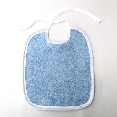 Babete de bebé azul com bordas brancas e fitas para amarrar