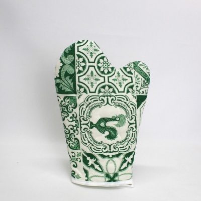 Luva de forno com padrão verde e branco e figura de dragão