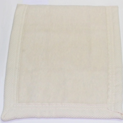 Guardanapo quadrado de tecido branco com bordas costuradas