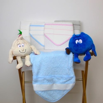 Toalhas de bebê com peluches, em várias cores, em suporte de madeira