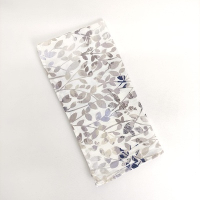 Guardanapo de tecido com padrão de folhas cinza e azul