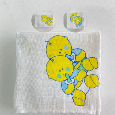 Conjunto de pano de tecido branco e dois cubos transparentes com desenho de bebés amarelos