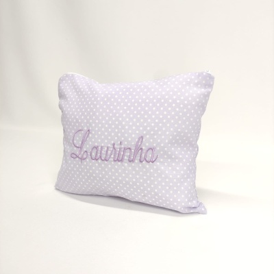 Almofada lilás com pontos brancos e nome Laurinha bordado