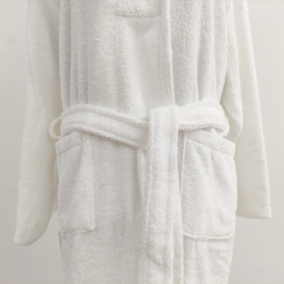 Robe de banho branco felpudo com cinto e bolsos