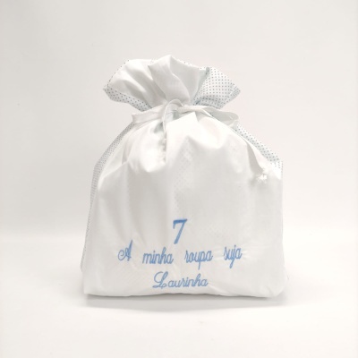 Sacola branca com cordão e bordado azul