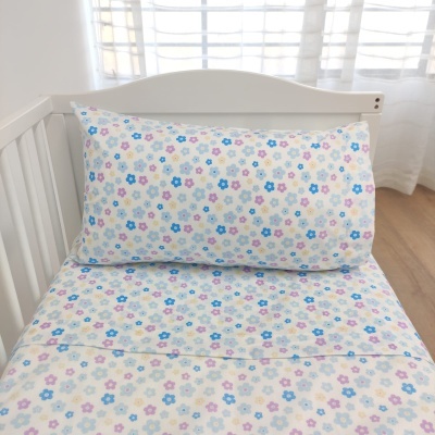 Roupa de cama para berço com padrão de flores coloridas