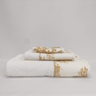 Conjunto de toalhas brancas com bordados dourados