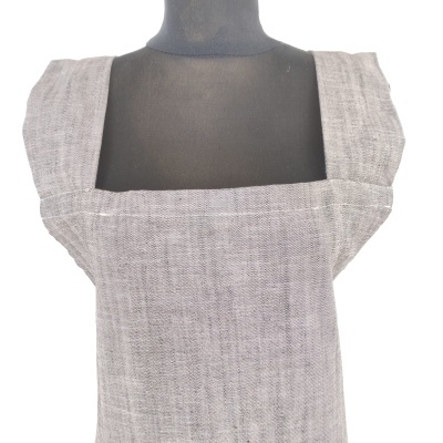 Vestido cinza claro com decote quadrado em manequim preto