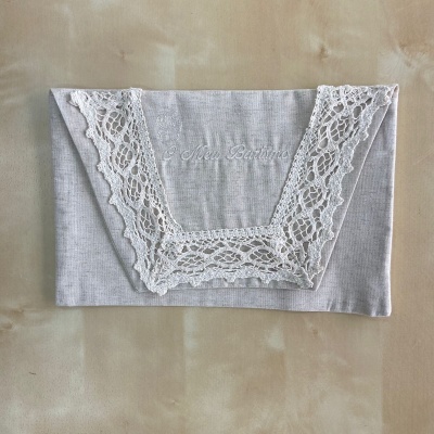 saia de cama cinzenta com renda branca