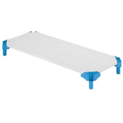 Cama infantil suspensa azul com tecido branco