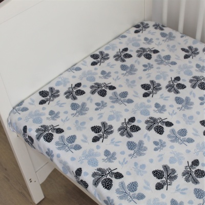 Capa de colchão para berço com padrão de folhas azul e preto