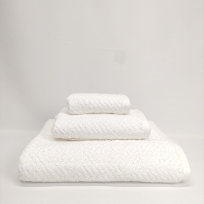 Conjunto de três toalhas brancas com padrão diagonal