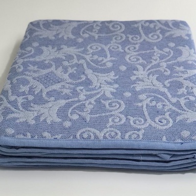Toalha azul claro com padrão floral e arabescos