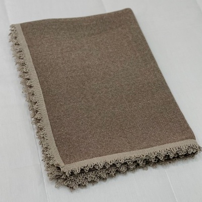 Toalha ou manta castanha com borda bege decorativa em tecido tricotado