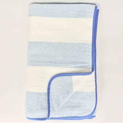 Manta ou toalha às riscas azul claro e branco com borda azul