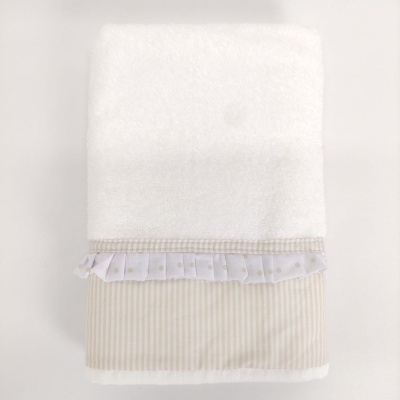 Toalha branca com faixa decorativa às riscas bege e branca e tule com pontos.