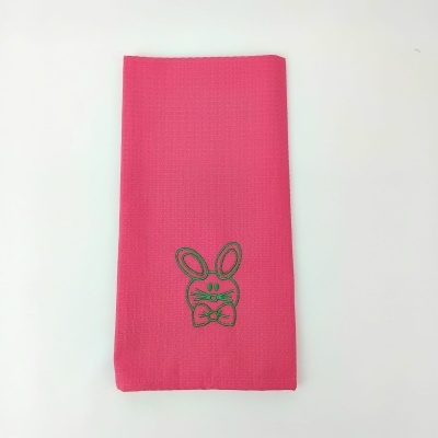 Guardanapo rosa com bordado verde de coelho e laço