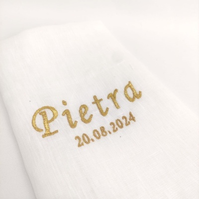 Toalha branca com bordado dourado Pietra e data 20.08.2024