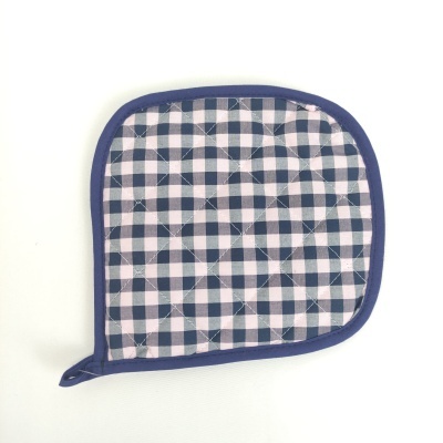 Tira-louça acolchoado em padrão xadrez azul e branco com borda azul