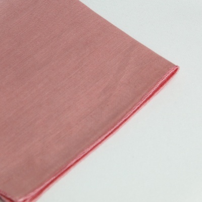 Pano de tecido cor de rosa sobre superfície branca