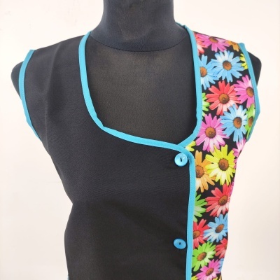 Colete feminino bicolor preto e com flores coloridas, botões azuis e bordas azuis.