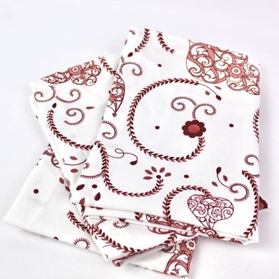 Três lenços brancos com padrão vermelho de corações e flores