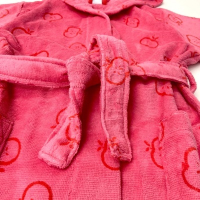 Robe de banho rosa com padrão de maçãs vermelhas e capuz