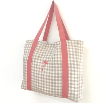 Saco de tecido padrão quadrados bege e branco com alças cor-de-rosa e palmeira bordada