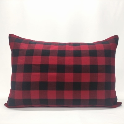 Almofada xadrez vermelha e preta