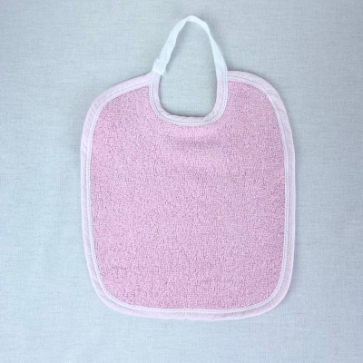 Babeiro cor-de-rosa claro de tecido felpa com bordas brancas e alça