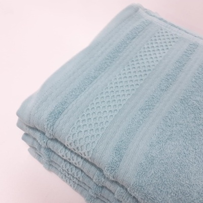 Toalha de banho azul clara dobrada