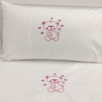 Roupa de cama branca com bordado de urso rosa e corações