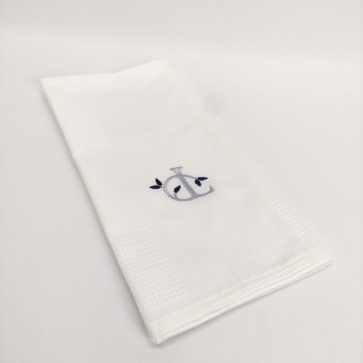 Guardanapo de tecido branco com bordado cinza e preto