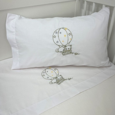 Conjunto de roupa de cama branco com bordados de balão e ursinhos