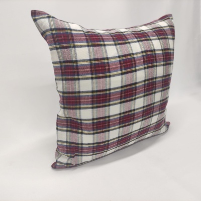 Almofada quadrada com padrão xadrez colorido