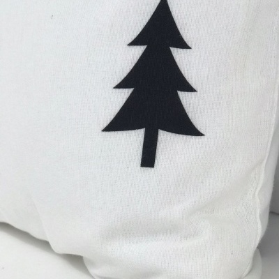 Almofada branca com desenho de árvore preta