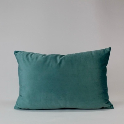 Travesseiro retangular verde-azulado em fundo cinzento claro